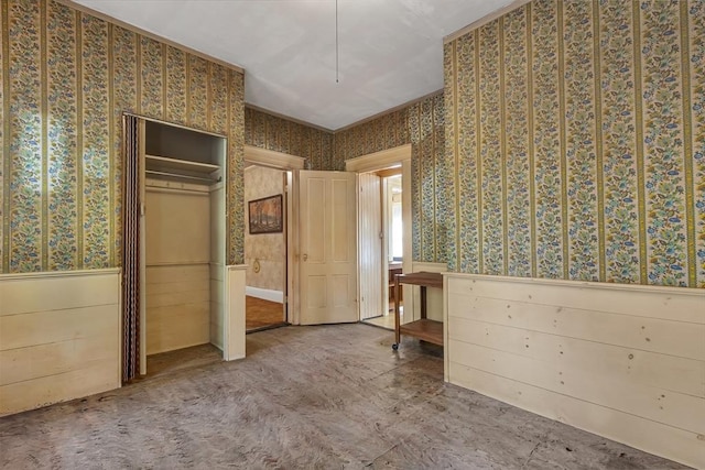 unfurnished bedroom featuring a closet