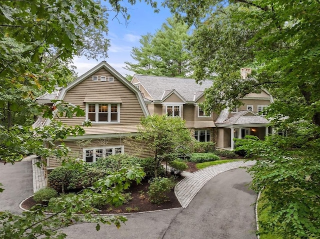 shingle-style home featuring a gambrel roof