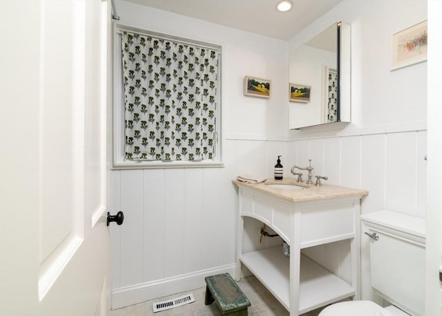 bathroom featuring sink