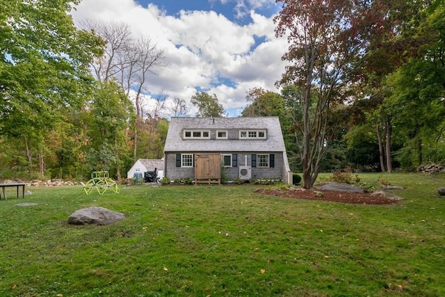 view of front facade featuring a front yard