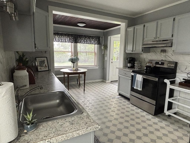 kitchen featuring a sink, crown molding, light floors, stainless steel electric stove, and under cabinet range hood