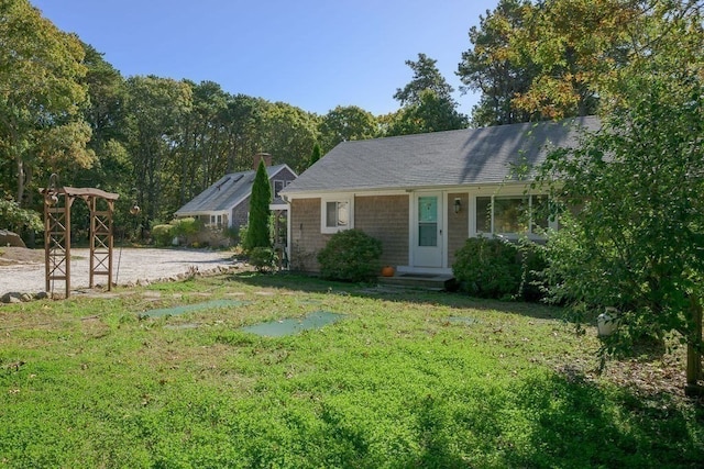 view of front of property with a front yard