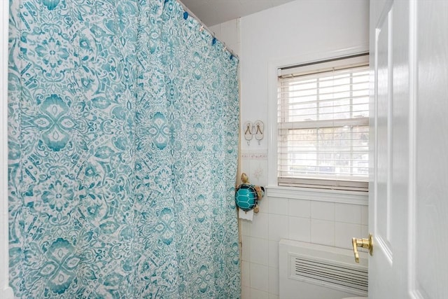 bathroom featuring a shower with shower curtain