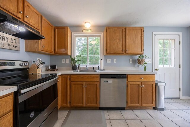25 Sharlene Ln Unit 25, Plainville, MA 02762 - kitchen featuring stainless steel appliances, under cabinet range hood, and light countertops