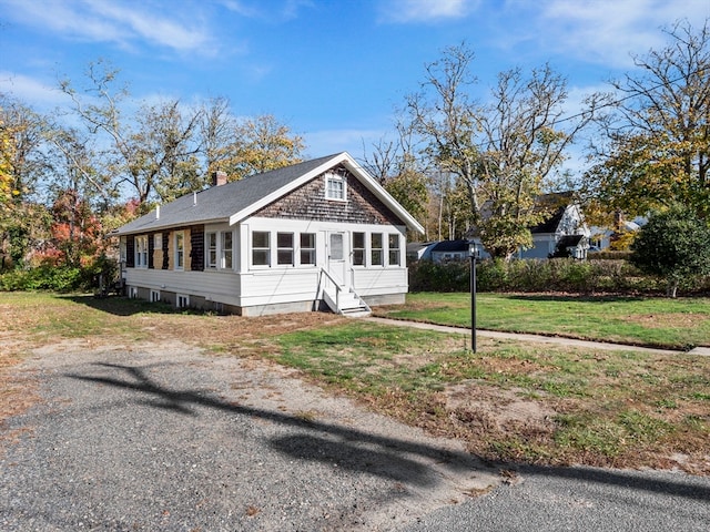 view of front facade featuring a front yard