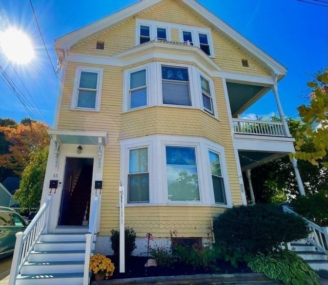 view of front facade featuring a balcony