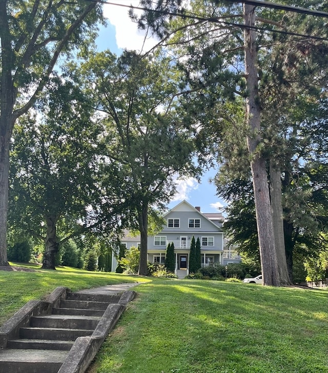 view of front of property featuring a front yard