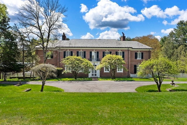 colonial home featuring a front yard