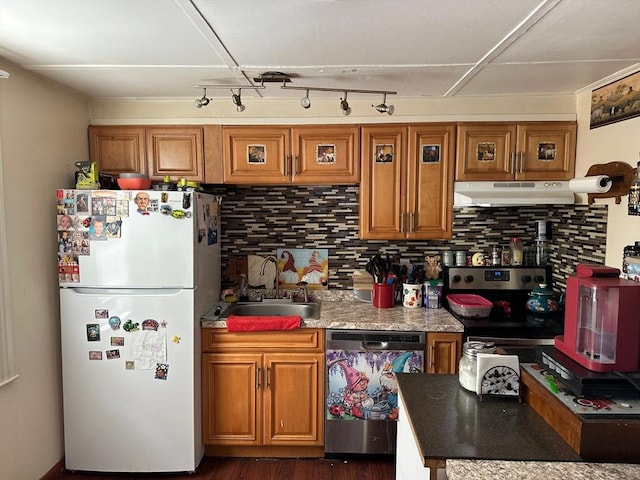 kitchen with freestanding refrigerator, under cabinet range hood, a sink, dishwashing machine, and electric stove