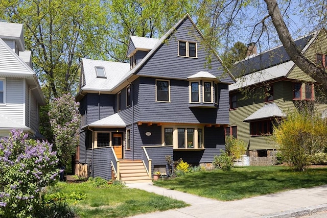 view of front of property featuring a front lawn