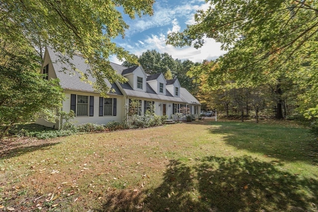 view of front of property featuring a front lawn