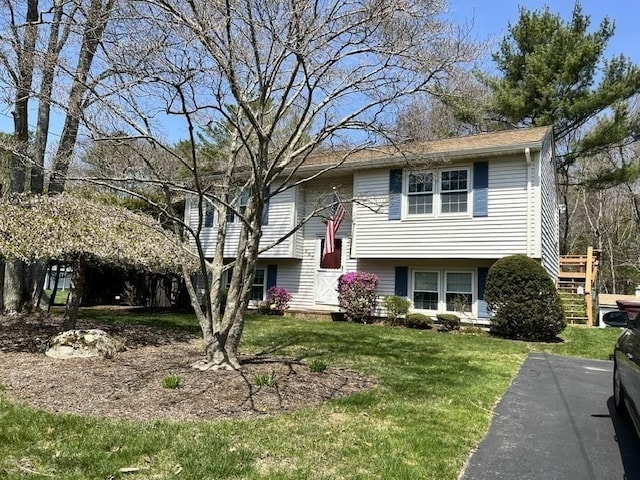split foyer home featuring a front lawn