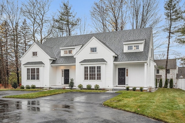 view of front of home featuring a front yard