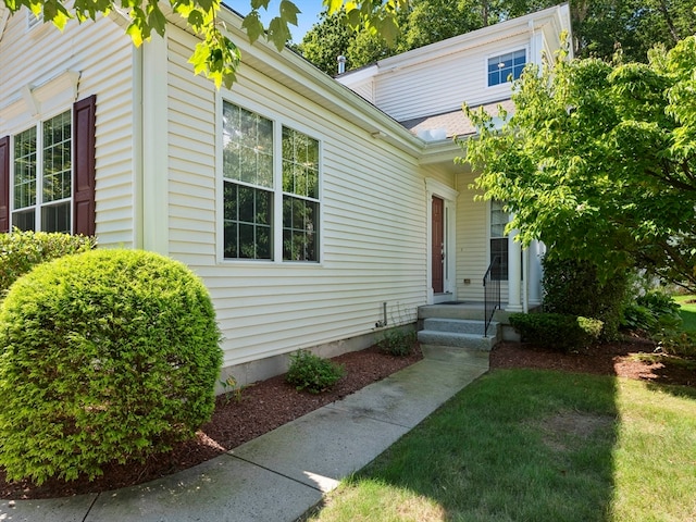 view of front of house featuring a front lawn