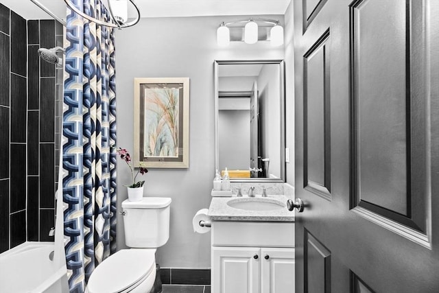 full bath with vanity, toilet, shower / bathtub combination with curtain, and baseboards