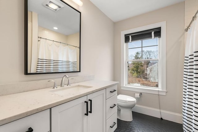 full bath with vanity, a shower with shower curtain, toilet, and baseboards