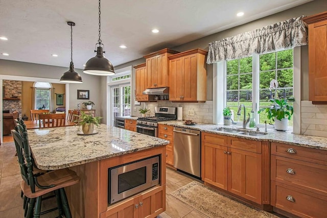 27 Southwick Rd, Sutton, MA 01590 - kitchen with stainless steel appliances, a sink, backsplash, a kitchen breakfast bar, and recessed lighting