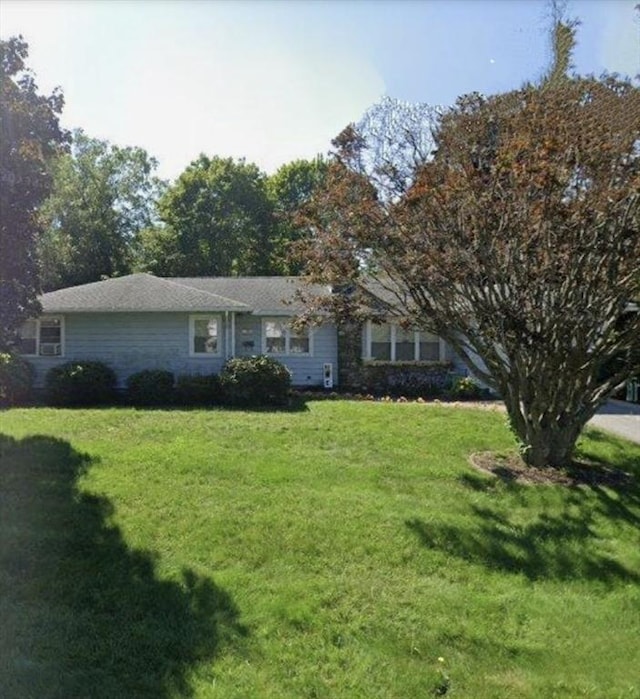 view of front of house with a front lawn