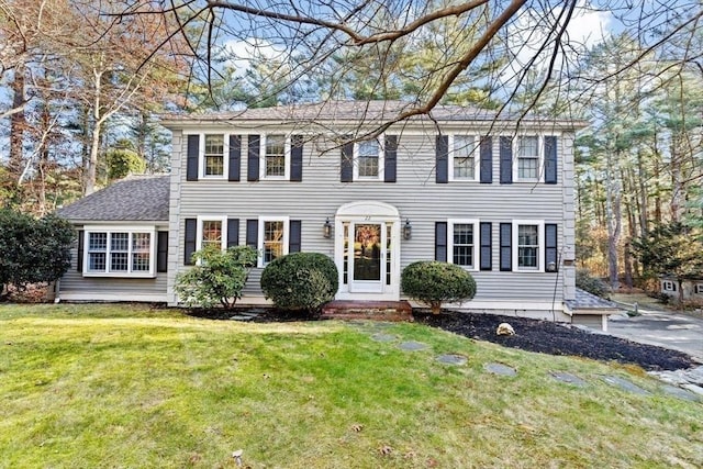 colonial home featuring a front yard