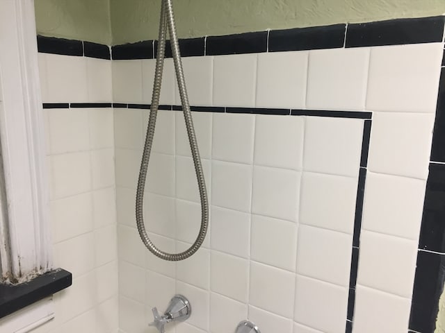 details with a tile shower