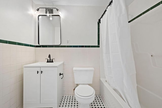 full bathroom with shower / bath combo with shower curtain, vanity, tile walls, and toilet