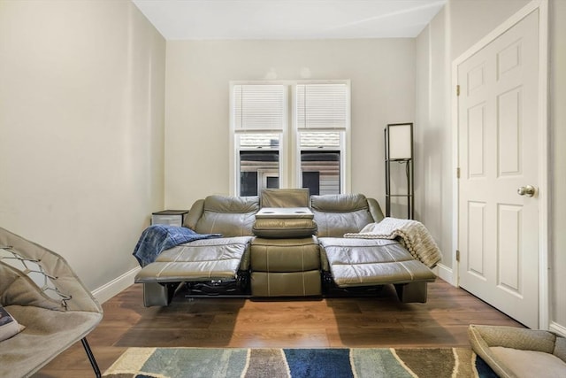 living area with dark wood-type flooring and baseboards