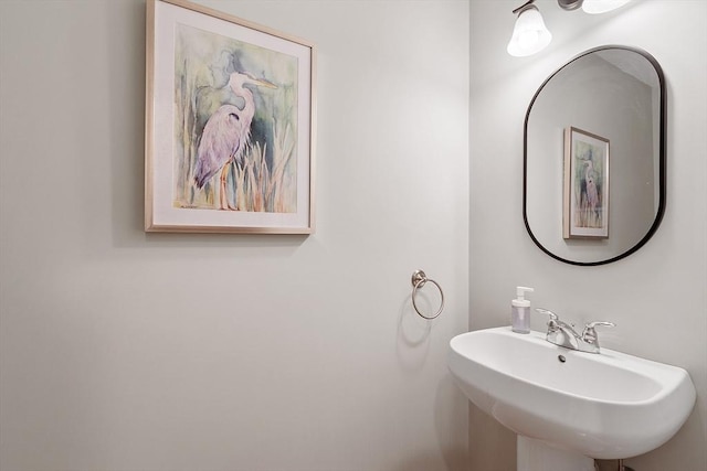 bathroom featuring a sink