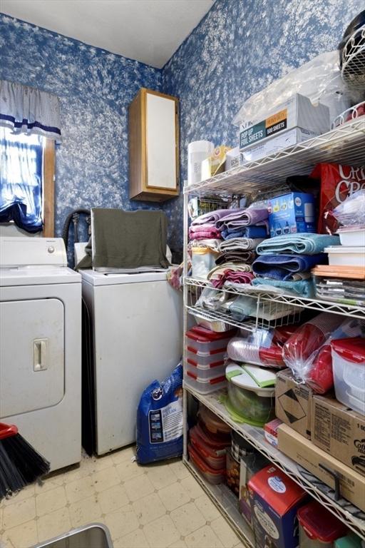 washroom featuring washer and clothes dryer