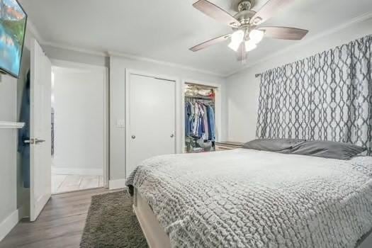 bedroom featuring hardwood / wood-style floors, ceiling fan, and a closet