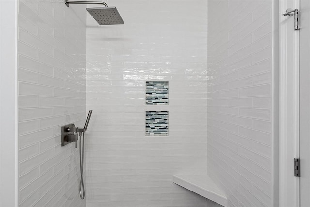 bathroom featuring a tile shower