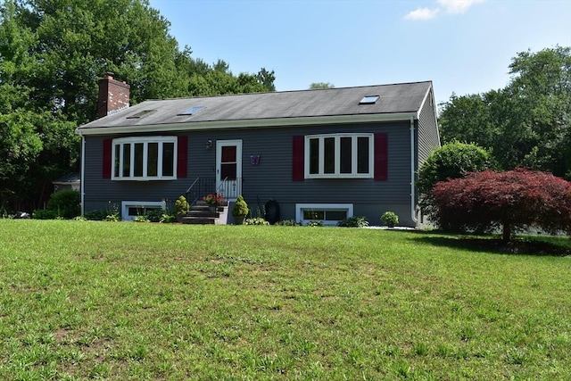 view of front facade featuring a front lawn