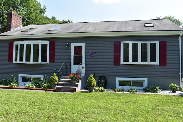 view of front of property featuring a front yard