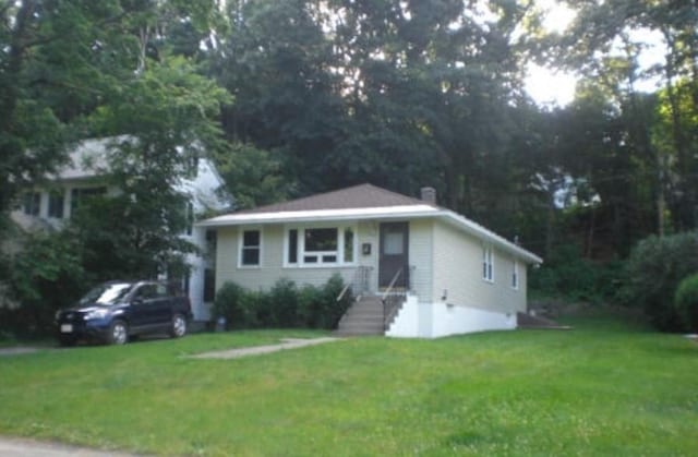 view of front facade with a front yard