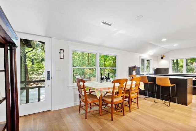 dining room featuring light wood-style floors, lofted ceiling, recessed lighting, and baseboards
