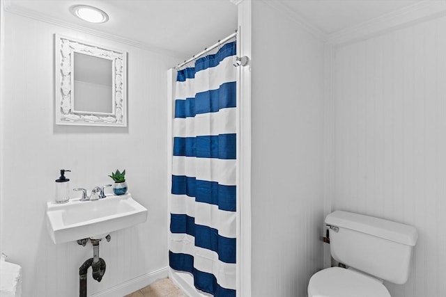 bathroom with crown molding, toilet, and curtained shower