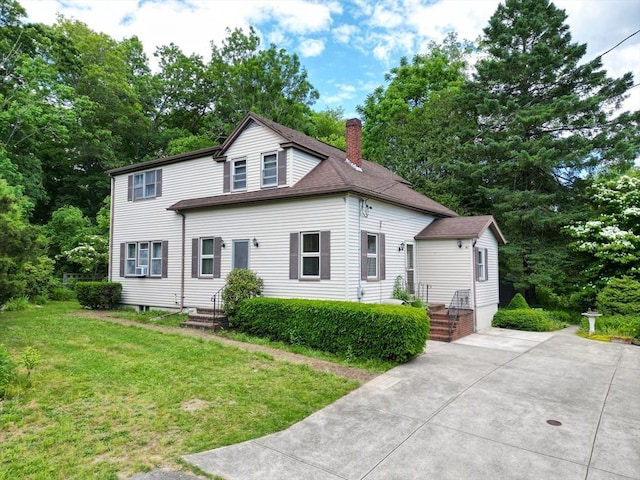 view of front of property featuring a front yard