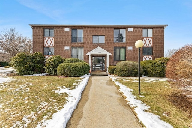 view of front of house featuring a front lawn