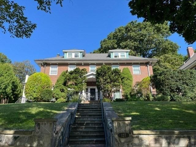 view of front of property featuring a front lawn