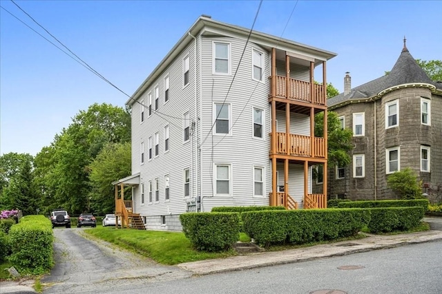 29 Tatman St, Worcester, MA 01607 - view of front of home featuring a balcony