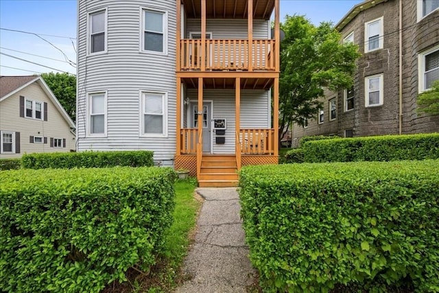 29 Tatman St, Worcester, MA 01607 - view of front facade with a balcony