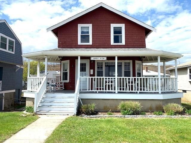 114 Long Bch, Rockport, MA 01966 - country-style home with a porch and a front lawn