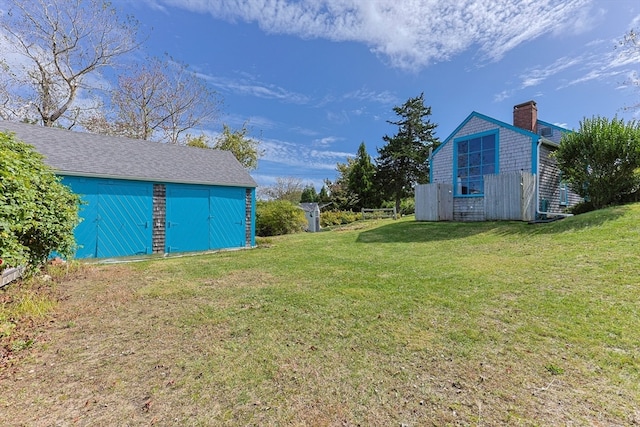 view of yard with an outbuilding