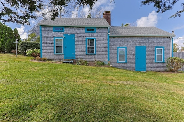 view of front facade featuring a front lawn