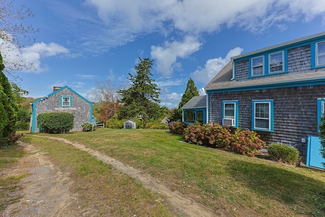 view of yard featuring an outbuilding