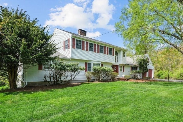 view of front facade featuring a front lawn