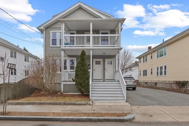 view of front of property featuring a balcony