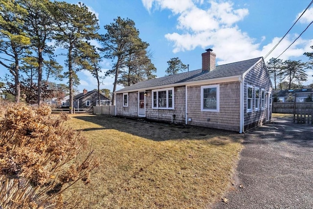 view of front of house featuring a front lawn