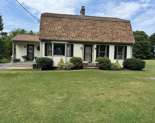 view of front of property with a front yard