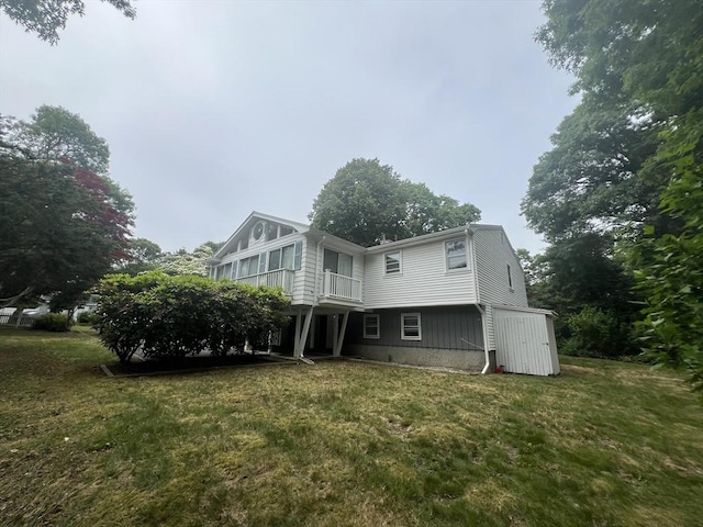 18 Blueberry Ln, Barnstable, MA 02648 - rear view of house featuring a lawn