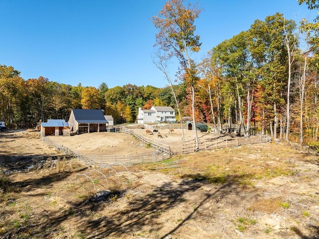 view of yard featuring an outbuilding